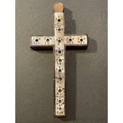 Cruz Antigua de Olivo con Incrustaciones de Nácar y Reliquias - Arte Religioso