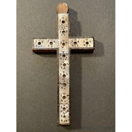 Cruz Antigua de Olivo con Incrustaciones de Nácar y Reliquias - Arte Religioso