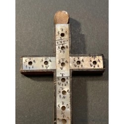 Cruz Antigua de Olivo con Incrustaciones de Nácar y Reliquias - Arte Religioso