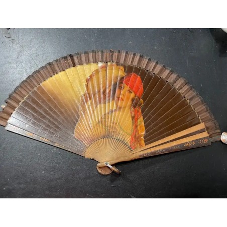 Antiguo abanico de madera pintado a mano con imagen vintage