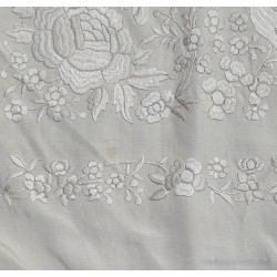 Mantón de Manila Bordado en Seda Marfil - Flecos Largos con Motivos Florales Vintage
