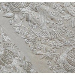 Mantón de Manila Bordado en Seda Marfil - Flecos Largos con Motivos Florales Vintage