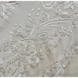 Mantón de Manila Bordado en Seda Marfil - Flecos Largos con Motivos Florales Vintage
