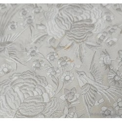 Mantón de Manila Bordado en Seda Marfil - Flecos Largos con Motivos Florales Vintage