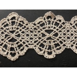 Encaje Artesanal de Crochet Blanco - Puntilla Vintage 320cm x 9.5cm Hecho a Mano