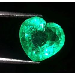 Gran Esmeralda Natural Talla Corazón 9.82CT - Gema Colombia Certificada Joyería