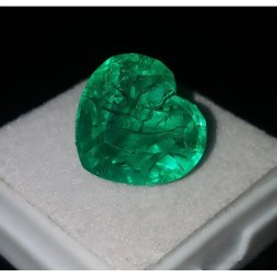 Gran Esmeralda Natural Talla Corazón 9.82CT - Gema Colombia Certificada Joyería