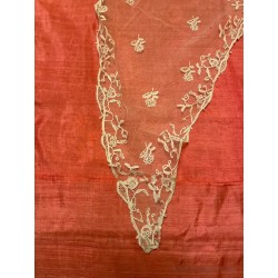 Mantilla de tres picos antigua, bordado floral delicado