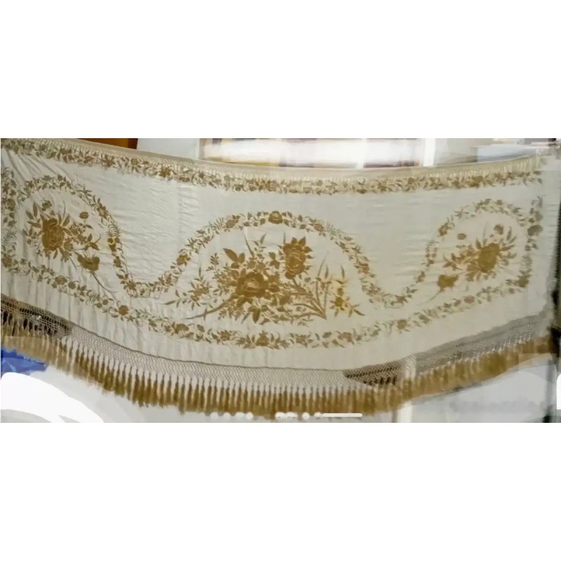 Mantón de Manila Vintage - Elegante Bordado Floral en Tonos Crema Mantón de Manila Vintage - Elegante Bordado Floral en Tonos Crema