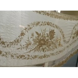 Mantón de Manila Vintage - Elegante Bordado Floral en Tonos Crema