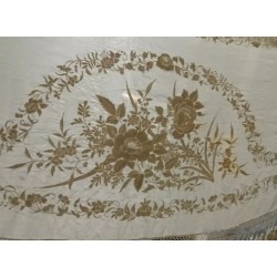 Mantón de Manila Vintage - Elegante Bordado Floral en Tonos Crema