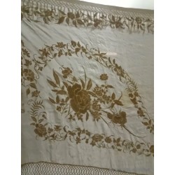 Mantón de Manila Vintage - Elegante Bordado Floral en Tonos Crema