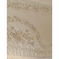 Mantón de Manila Vintage - Elegante Bordado Floral en Tonos Crema