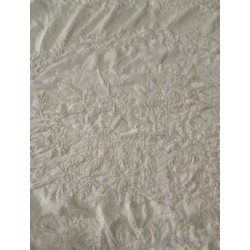 Mantón de Manila Vintage - Elegante Bordado Floral en Tonos Crema