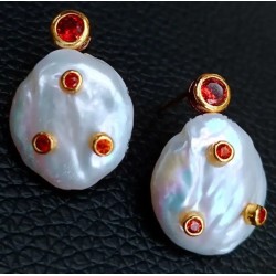 Pendientes Elegantes de Perla Natural con Cristales Rojos y Baño de Oro - Joyería