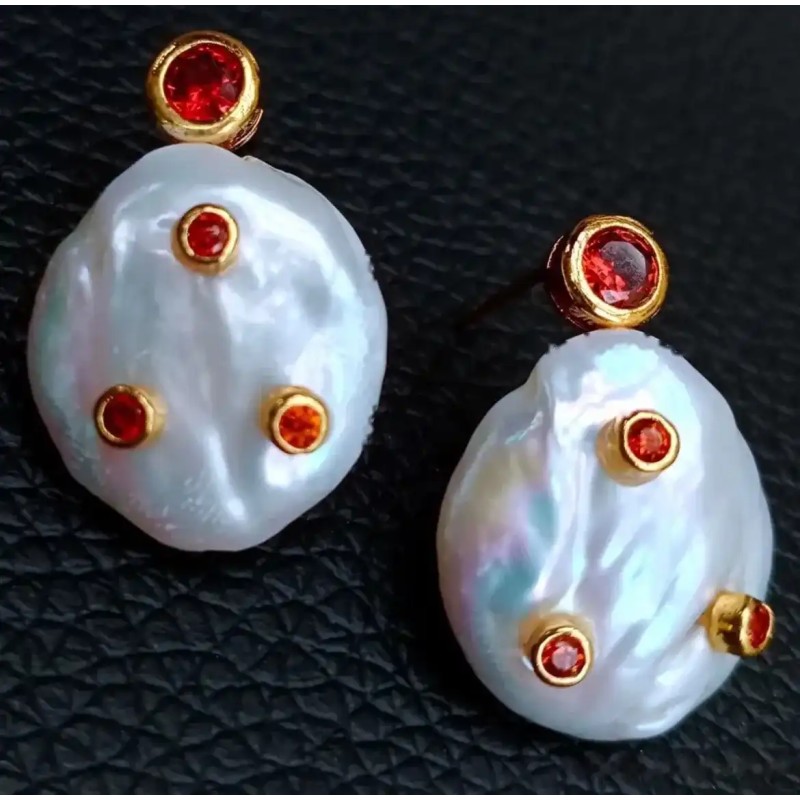 Pendientes Elegantes de Perla Natural con Cristales Rojos y Baño de Oro - Joyería