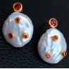 Pendientes Elegantes de Perla Natural con Cristales Rojos y Baño de Oro - Joyería