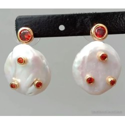 Pendientes Elegantes de Perla Natural con Cristales Rojos y Baño de Oro - Joyería