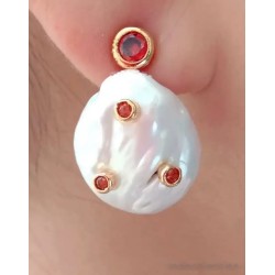 Pendientes Elegantes de Perla Natural con Cristales Rojos y Baño de Oro - Joyería