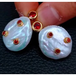 Pendientes Elegantes de Perla Natural con Cristales Rojos y Baño de Oro - Joyería