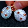 Pendientes Elegantes de Perla Natural con Cristales Rojos y Baño de Oro - Joyería