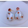 Pendientes Elegantes de Perla Natural con Cristales Rojos y Baño de Oro - Joyería