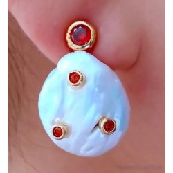 Pendientes Elegantes de Perla Natural con Cristales Rojos y Baño de Oro - Joyería