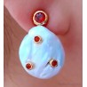 Pendientes Elegantes de Perla Natural con Cristales Rojos y Baño de Oro - Joyería