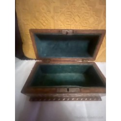 Cofre Granadino de Taracea con Incrustaciones de Hueso - Artesanía Árabe Nazarí