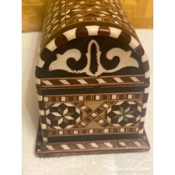 Cofre Granadino de Taracea con Incrustaciones de Hueso - Artesanía Árabe Nazarí