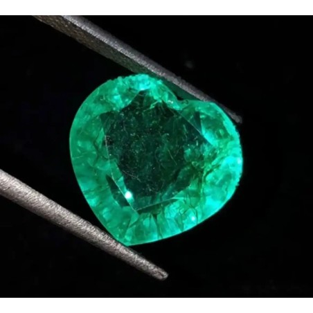 Esmeralda Natural Talla Corazón 8.27CT - Gema Certificada Verde Intenso