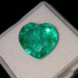 Esmeralda Natural Talla Corazón 8.27CT - Gema Certificada Verde Intenso