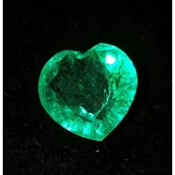 Esmeralda Natural Talla Corazón 8.27CT - Gema Certificada Verde Intenso