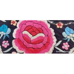 Mantón de Manila Negro con Bordado Floral Rojo - Pieza Textil con Flecos
