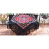 Mantón de Manila Negro con Bordado Floral Rojo - Pieza Textil con Flecos