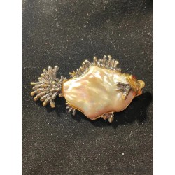 Broche de plata con perla barroca en forma de pez elegante y único