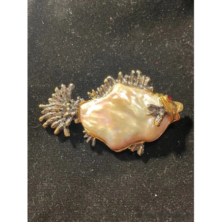 Broche de plata con perla barroca en forma de pez elegante y único