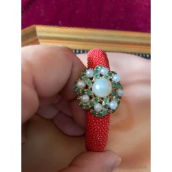 Pulsera de Galuchat Rojo con Broche de Perlas y Esmeraldas - Joya Vintage Exclusiva