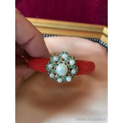 Pulsera de Galuchat Rojo con Broche de Perlas y Esmeraldas - Joya Vintage Exclusiva