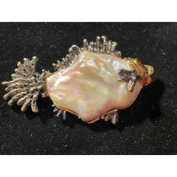 Broche de plata con perla barroca en forma de pez elegante y único