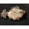 Broche de plata con perla barroca en forma de pez elegante y único