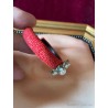 Pulsera de Galuchat Rojo con Broche de Perlas y Esmeraldas - Joya Vintage Exclusiva