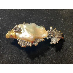 Broche de plata con perla barroca en forma de pez elegante y único