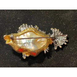 Broche de plata con perla barroca en forma de pez elegante y único