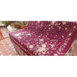 Mantón de Manila Antiguo Bordado Sobre Seda Granate - Flores y Flecos Vintage