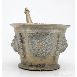 Gran mortero con su mano en bronce, de estilo barroco, del siglo XX.