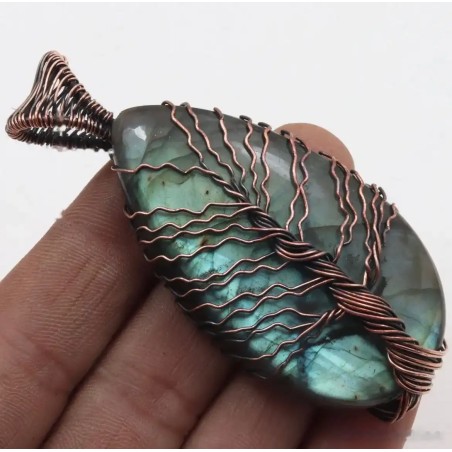 Colgante de Labradorita con Envoltura de Alambre de Cobre - Diseño Artesanal Único
