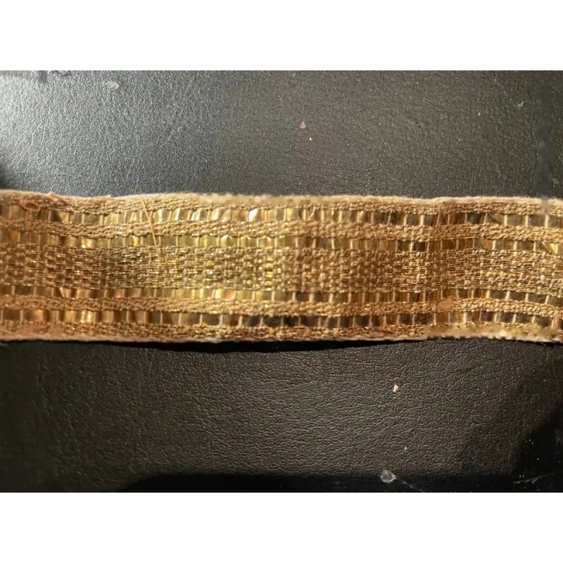 Entredo de oro con detalles brillantes y medidas 225 cm x 6,5 cm Entredo de oro con detalles brillantes y medidas 225 cm x 6,5 cm