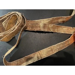 Entredo de oro con detalles brillantes y medidas 225 cm x 6,5 cm
