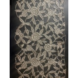 Encaje bordado en plata con flores, medidas 125 cm x 26 cm